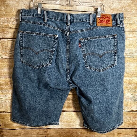 LEVI'S 505 REGULAR STRAIGHT FIT CASUAL CLASSIC EVERYDAY WEAR DENIM SHORTS SZ. 42 - Picture 2 of 5